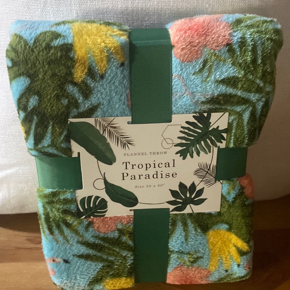 FLANNEL THROW
Tropical
Paradise
Size 50 x 60"
100% Polyester NWT
